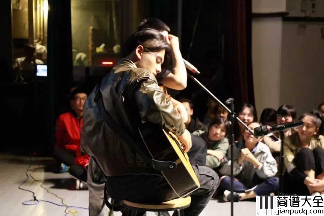 八月长吉他谱_蒋璠_秋雨多,最是八月长岁月不慌,为你做嫁衣裳